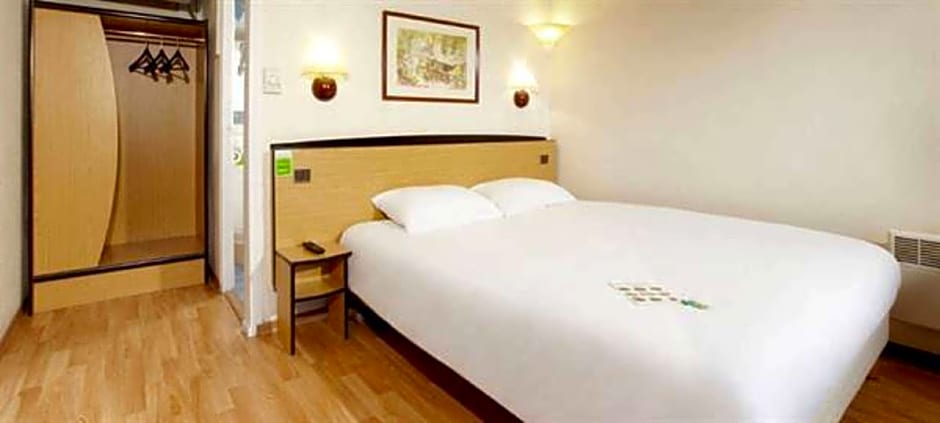 Standard 1 Double Bed and 2 Twin Beds — 11 fotoğraftan 1. fotoğraf
