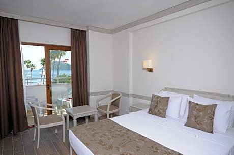 Standard Triple Room with Sea View
