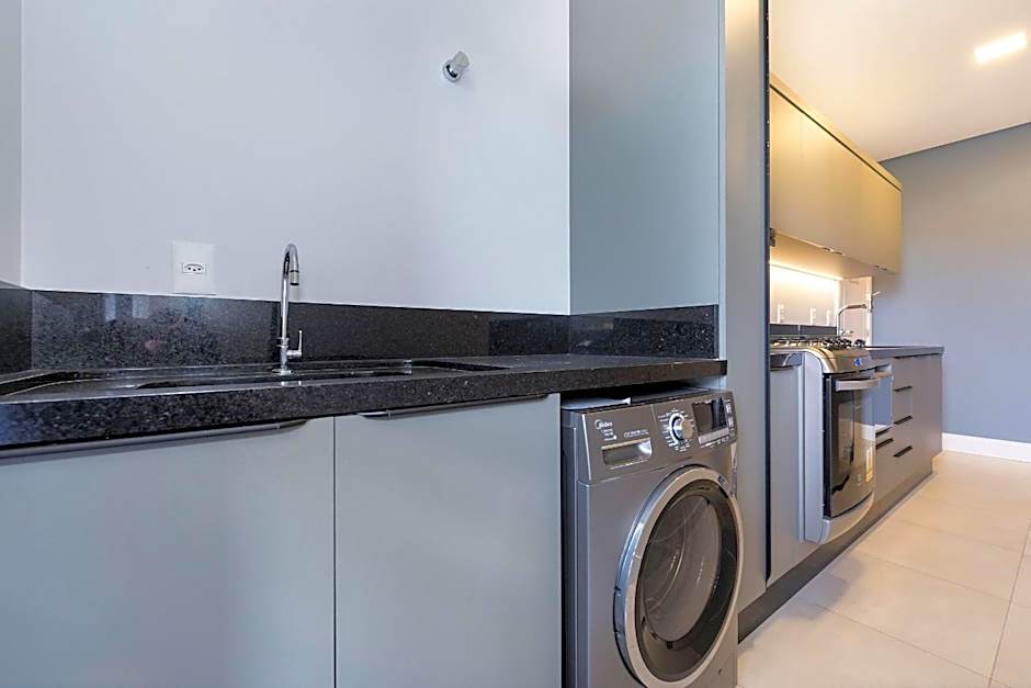 Adra 301 - Apartamento no centro de Bombinhas - Rooftop com piscina e academia - À poucos metros da praia - (Consultar serviços de roupas de cama e banho)