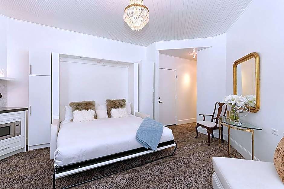 Independence Square 310, Chic, Remodeled Studio w/ Great Location in Aspen, A/C, & Kitchenette
