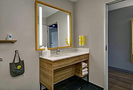 2 Queen Hearing Accessible