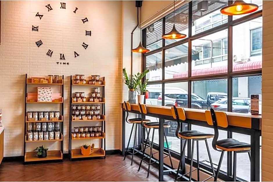 Siam Subway Hostel and Cafe