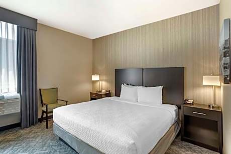 King Room with Roll-In Shower - Disability Access