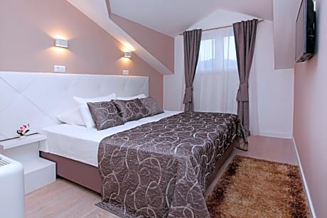 Deluxe Double Room with Sea View and Balcony