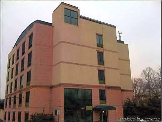 NORTHEAST GARDEN INN.