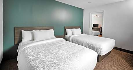Motel Two Bedroom Suite with Four Double Beds- Exterior Entrance