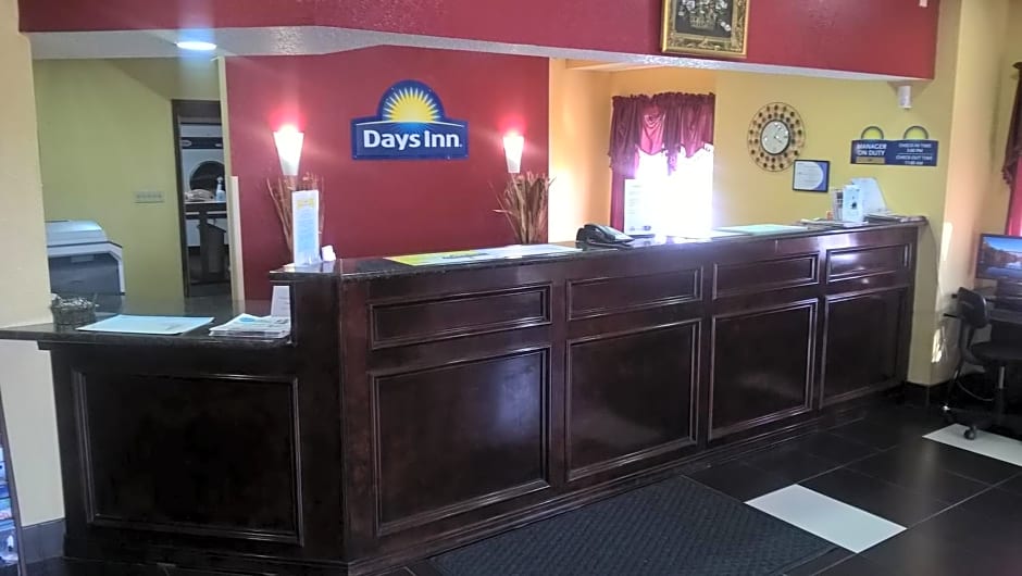 Days Inn & Suites by Wyndham Hutchinson