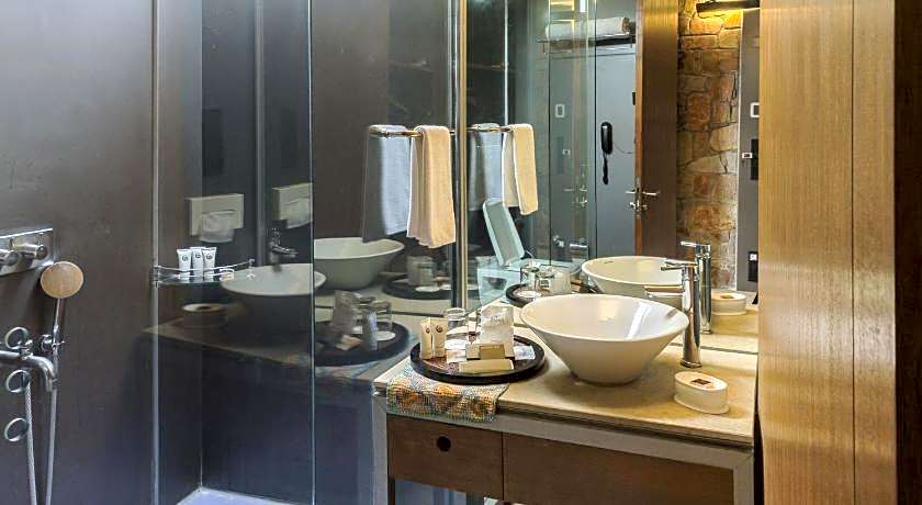 Mana Hotels