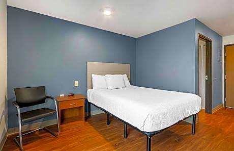 Queen Room with Tub - Accessible/Non Smoking