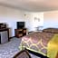 Super 8 by Wyndham Wells