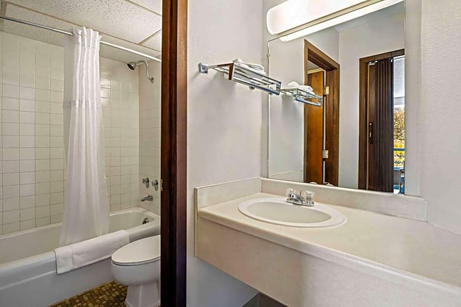 Days Inn by Wyndham Dubuque