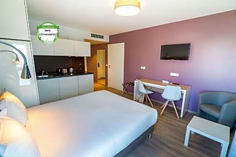 STANDARD STUDIO (DOUBLE BED AND SOFA BED)