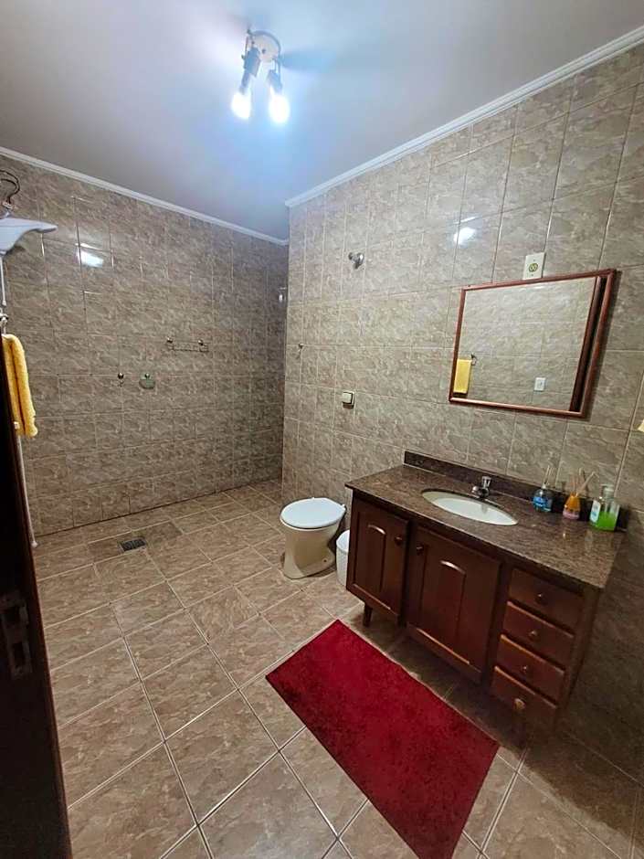 Casa com dois quartos,dois banheiros,sendo uma suíte,sala de estar cozinha e garagem