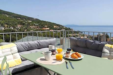 Casa Lunga In Erbalunga - A stones throw from the beach