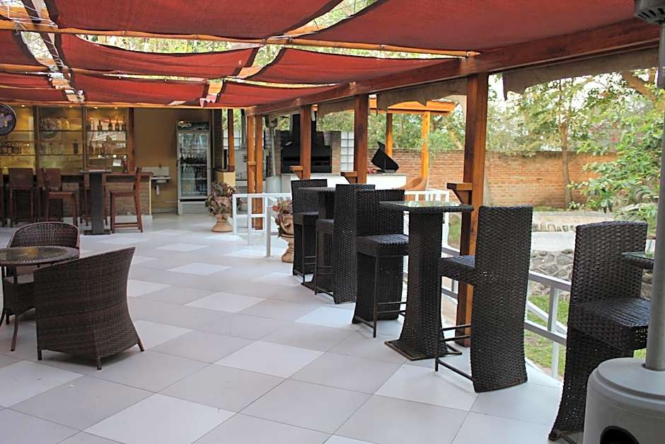 Casa Mia Lodge & Restaurant
