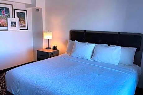 1 King Bed Mobility Accessible Room Bathtub w/ Grab Bars Non-Smoking