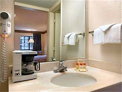 Days Inn & Suites by Wyndham Kokomo