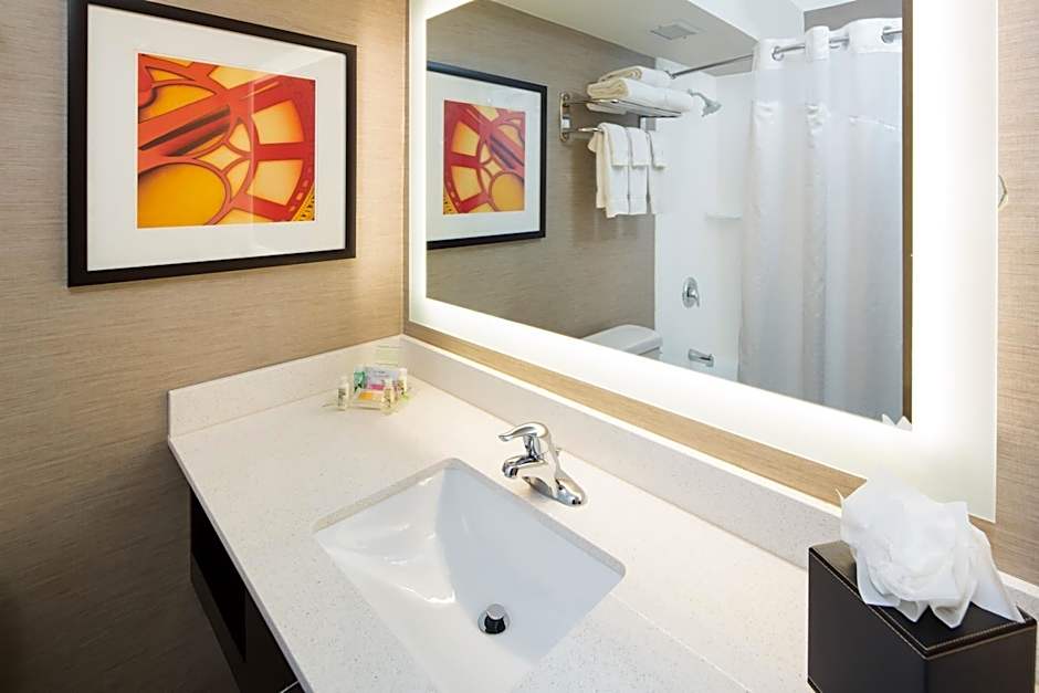 Holiday Inn Milwaukee Riverfront By IHG