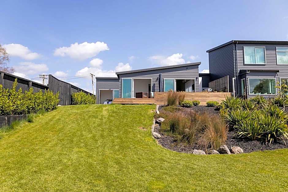 Jandals & Joy Lakefront Retreat