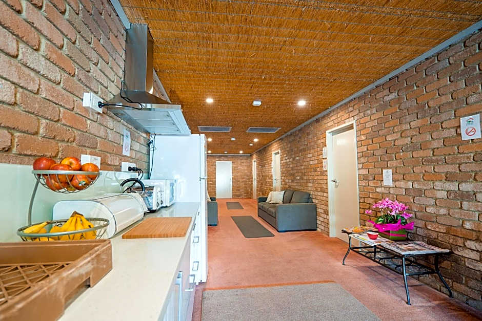 Farnham Court Motel and Restaurant