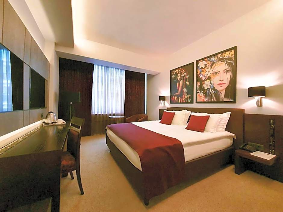 Queen's Hotel - Zebra Centre