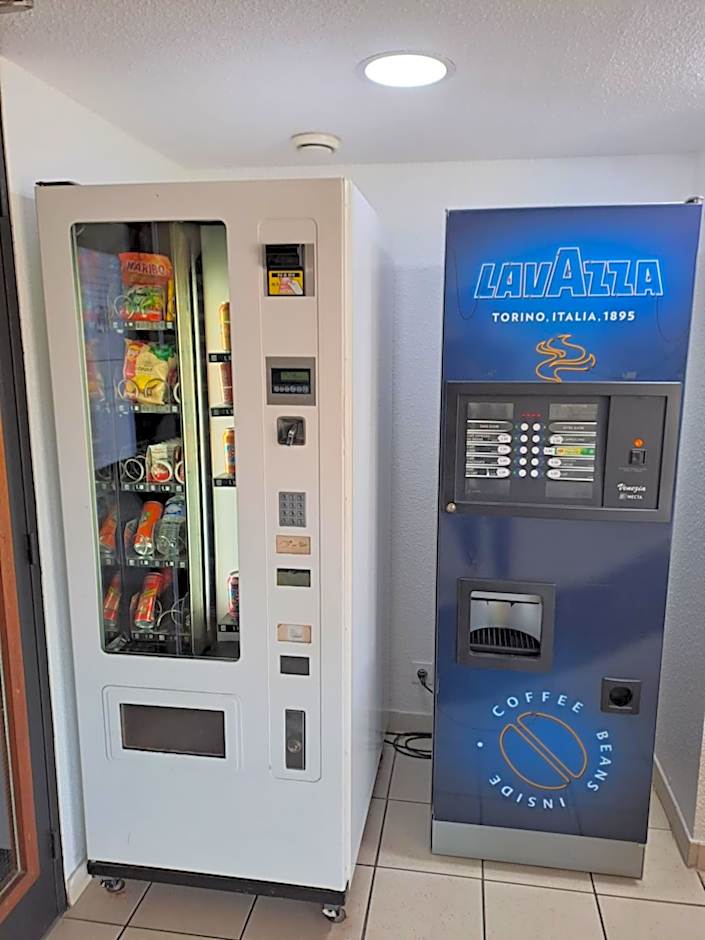 HOTEL THANIA