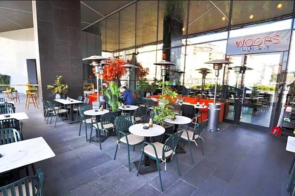 lavish apt with 180 ist view at 40F gym pool 89