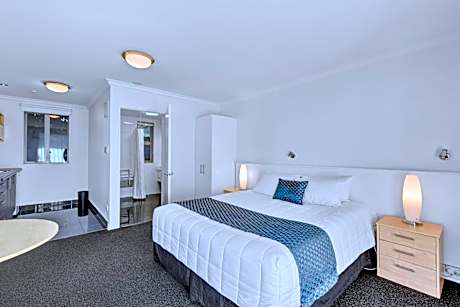 Superior King Accessible Room