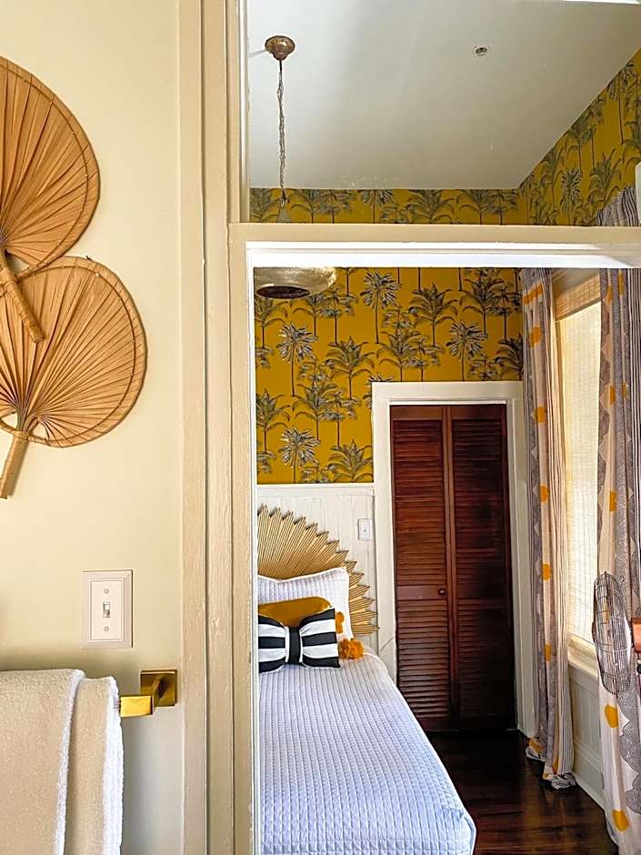 Marreros Guest Mansion - Adult Only