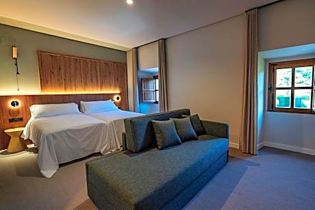 Double or Twin Room with Mountain View