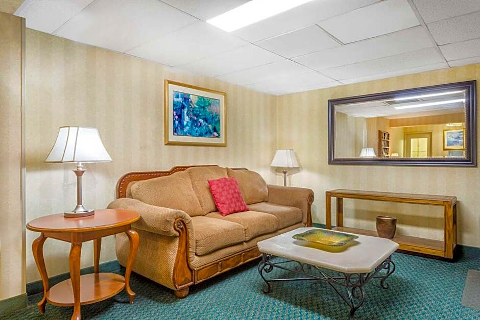 Super 8 by Wyndham Bentonville