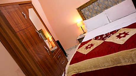 Deluxe Room (2 Adults + 1 Child)