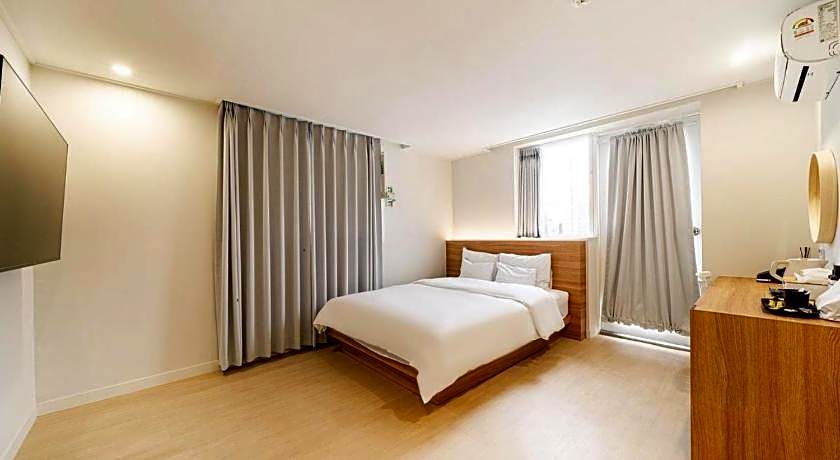 From H Dongbaek Hotel by Kwon Geoje Gohyeon