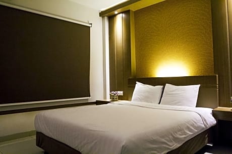 Deluxe Queen Room - Non-Smoking