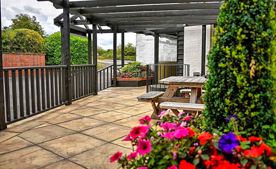 Narrowboat at Weedon
