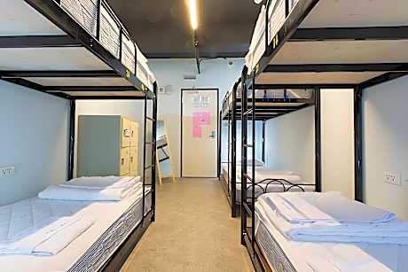 1 Person in 6-Bed Dormitory with Shared Bathroom - Female Only