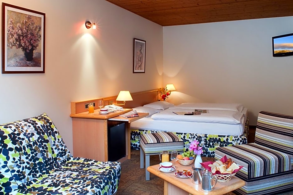Logis Hostellerie Motel Au Bois Le Sire