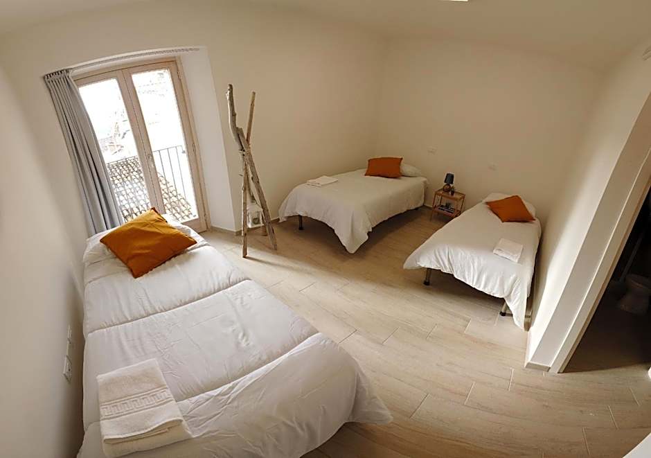 Foto 1 de 28 de Triple Room with Private Bathroom
