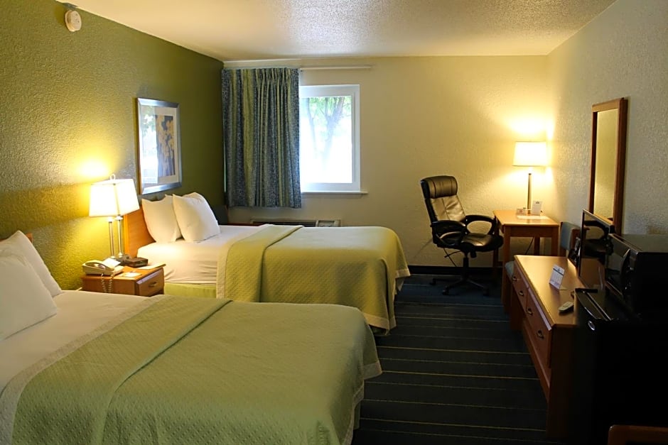 Days Inn & Suites by Wyndham Bridgeport - Clarksburg