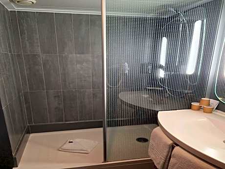 Room with 1 double bed equipped with the new bedding