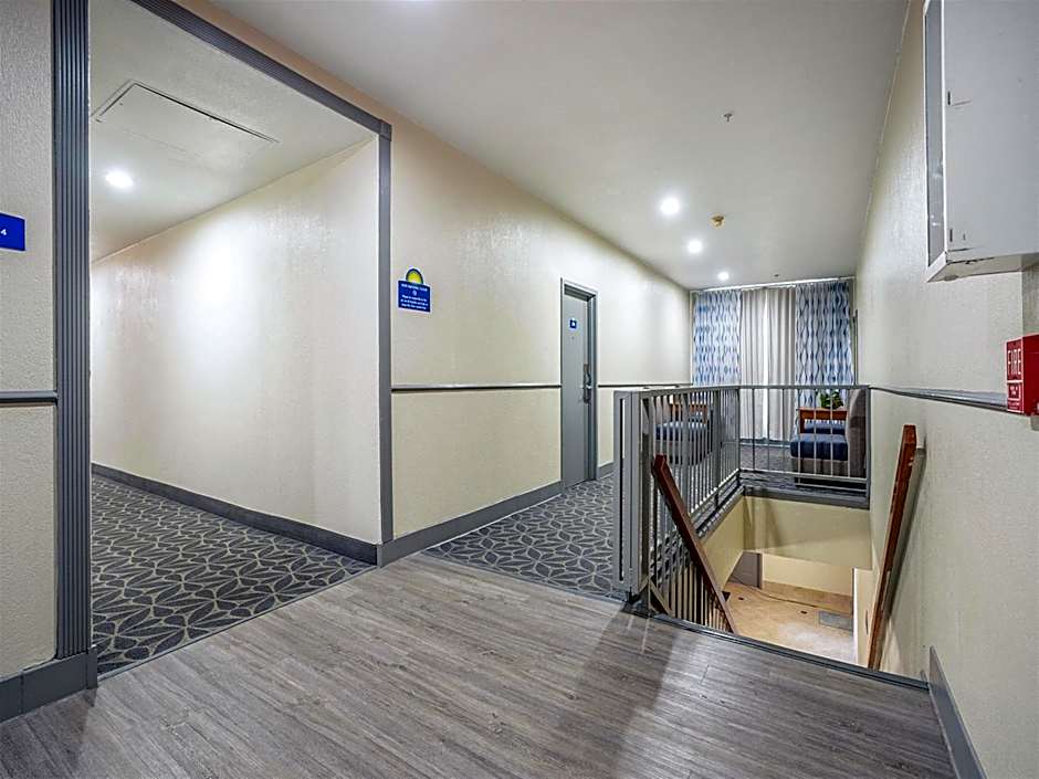 Days Inn & Suites by Wyndham Webster NASA-ClearLake-Houston