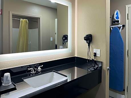 1 King Bed | Non-Smoking, Micfridge