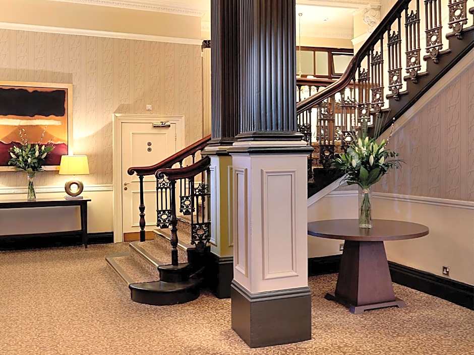 Macdonald New Blossoms Hotel