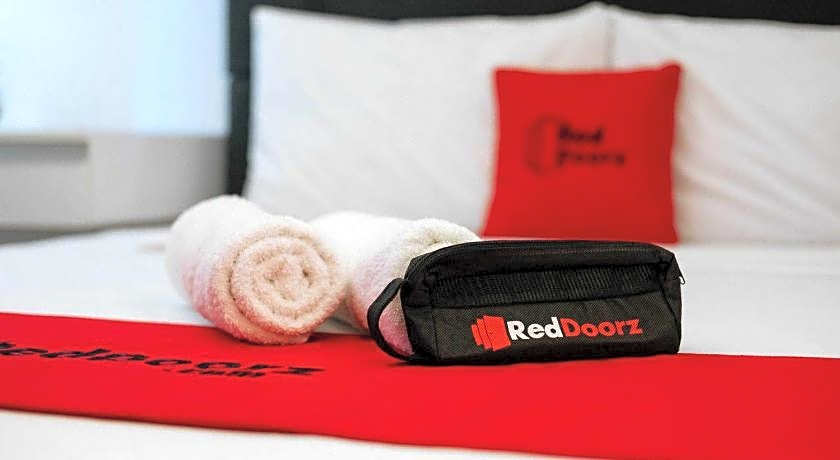 RedDoorz Plus near Nagoya Hill Batam 6