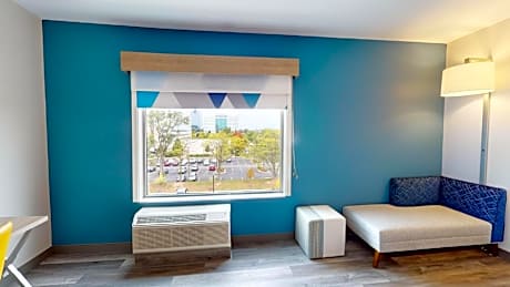 Suite - Hearing Accessible - Non-Smoking