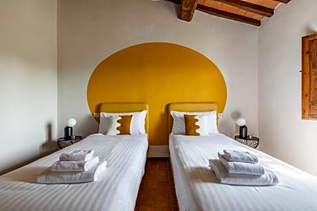 Standard Twin Room with Shared Bathroom