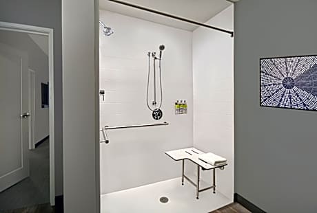 2 Qn 1 Bedroom Ste Comm Access Roll Shwr