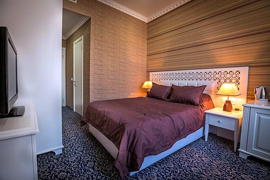 Premier Old Gates Hotel