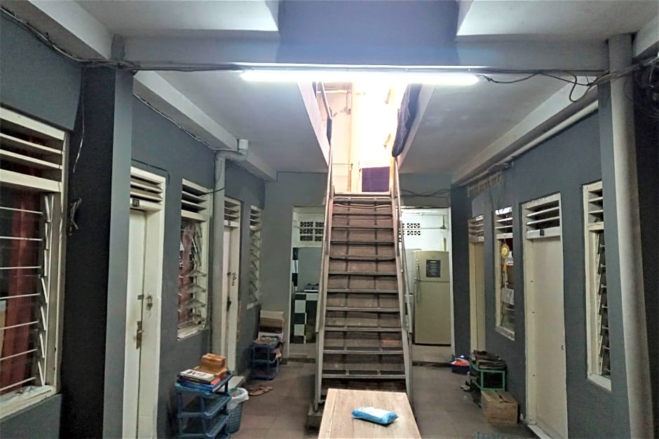 Hannah House - Female Room Only by ZUZU