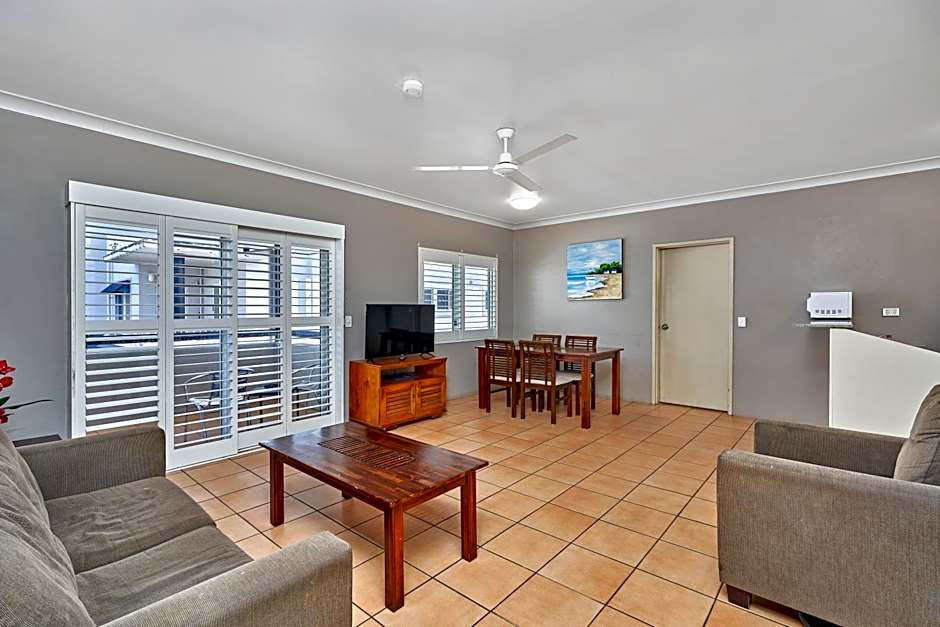 Cairns Reef Apartments & Motel